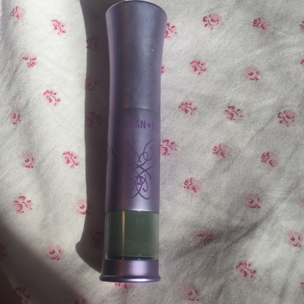 Urban Decay loose pigment eyeshadow in Protest